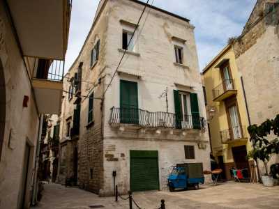 Dopo 50 metri ci ritroviamo su un piccolo slargo dove notiamo, di fronte a noi, la sinuosa balconata laterale di palazzo D�Amelj...